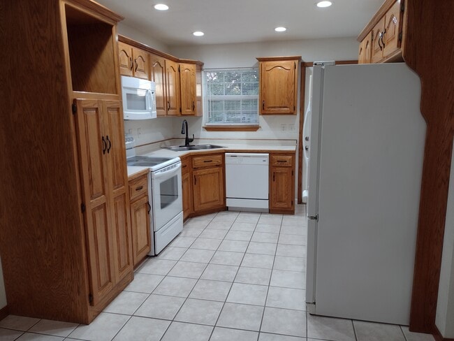 Building Photo - 610 Nelson Dr