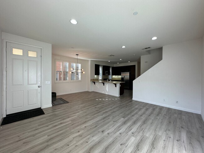 Building Photo - 611 McKenna St
