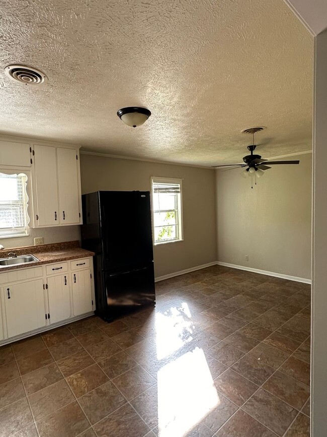 Building Photo - This 3 bedroom, 1.5 bathrooms house sits o...