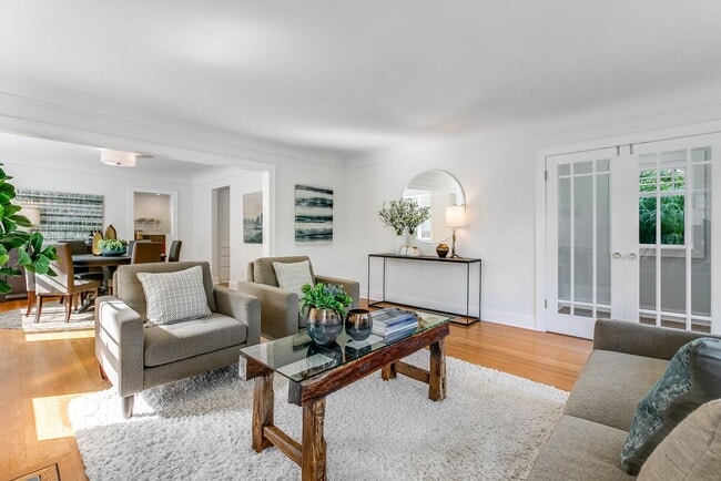 Building Photo - Queen Anne Craftsman - Available September...