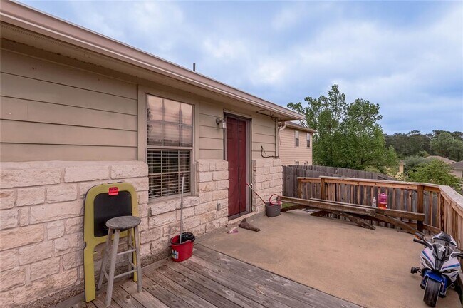 Building Photo - 110 Sendero Dr
