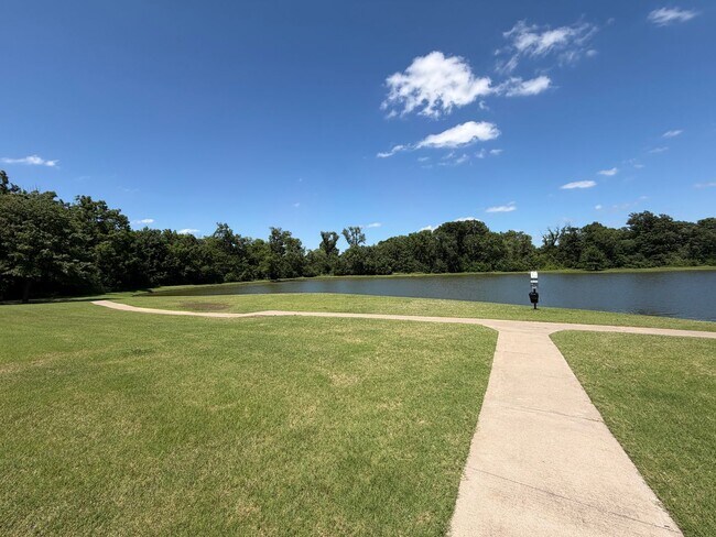 Building Photo - Pond Views & Jenks Schools!