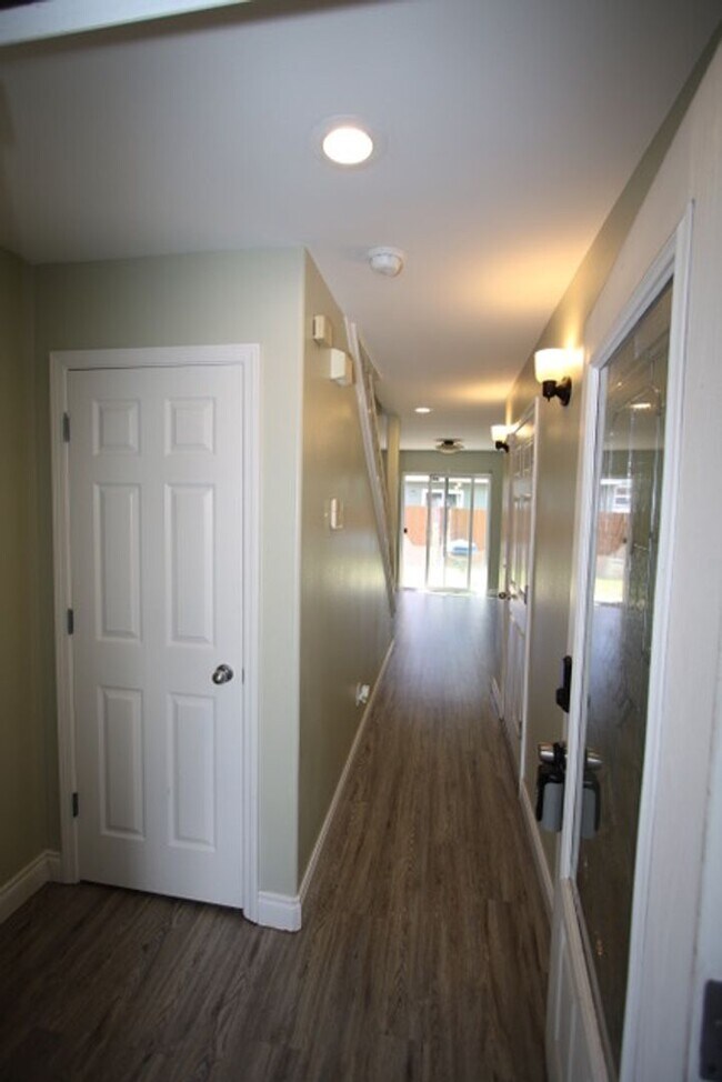 Building Photo - 3 Bedroom Centrally Located Condo!