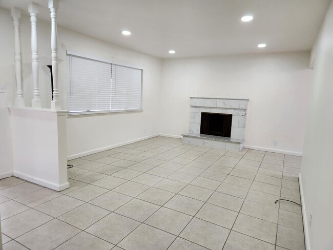 Building Photo - 427 Esperanza Way