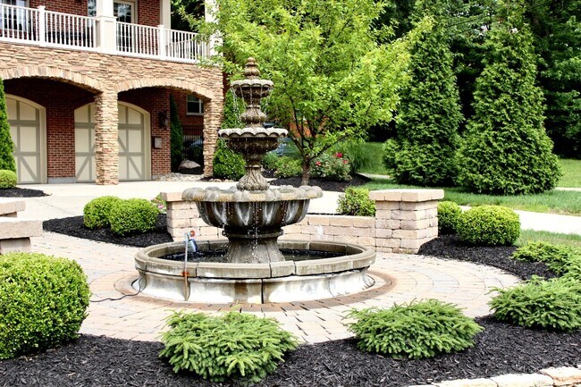 Building Photo - 512 S Grand Ave