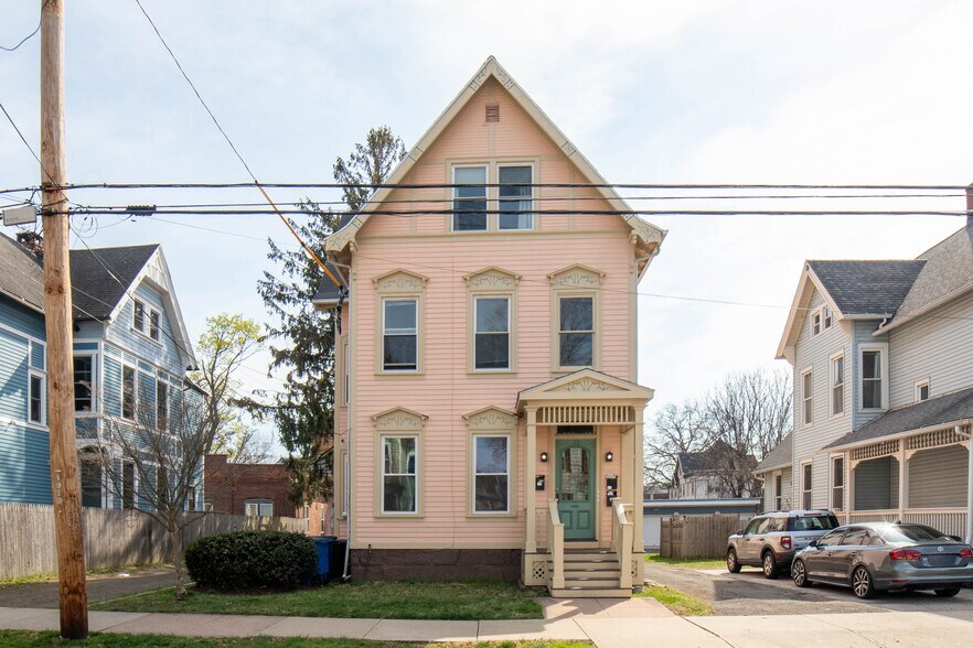 Building Photo - 118 Lawrence St