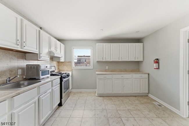 Building Photo - 467 Summer Ave