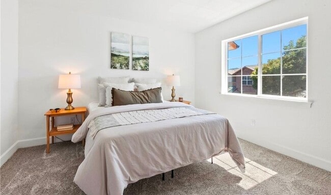 Building Photo - Spacious and Stylish 3 bedroom, 2.5  bath ...