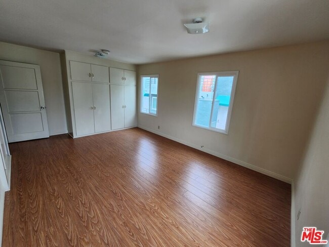 Building Photo - 5264 Cahuenga Blvd