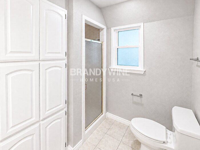 Building Photo - 5233 Hill Ridge Dr