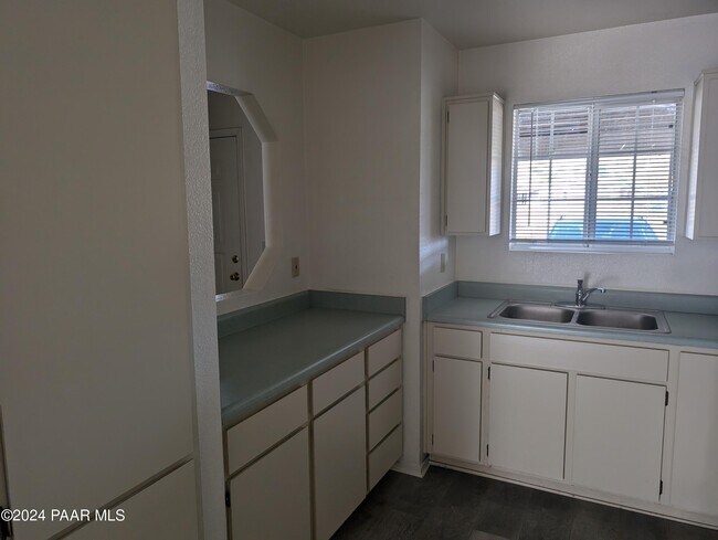 Building Photo - 9615 E Lakeshore Dr