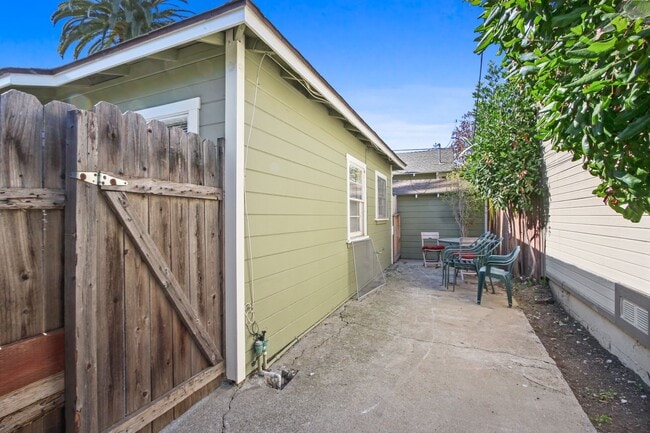 Building Photo - Charming Triplex Unit in Historic Rose Park