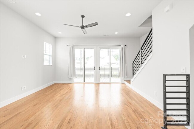 Building Photo - 2027 Isom St