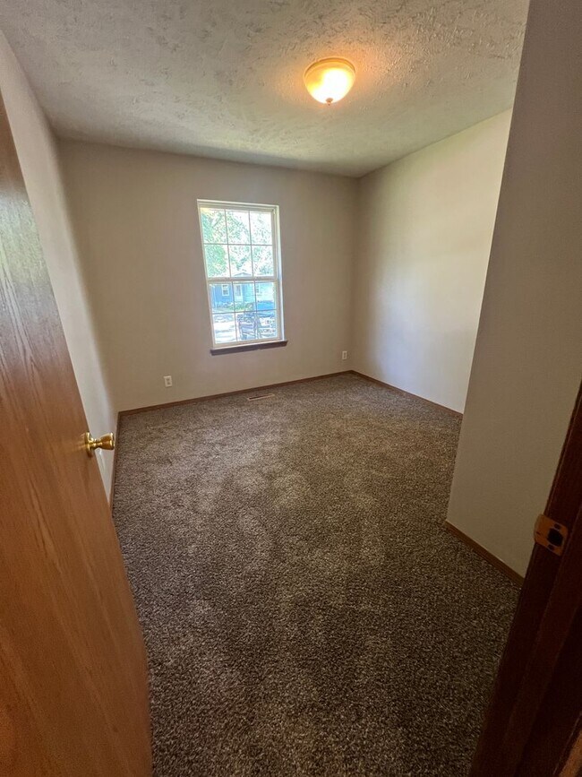 Building Photo - 3 bedroom/2 bath house with one car garage