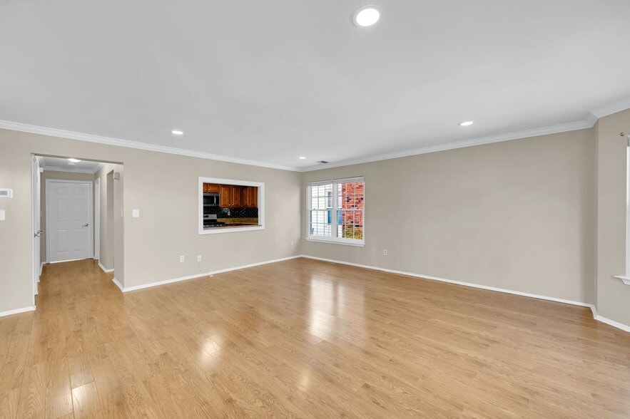 Building Photo - 157 Tulip Ln