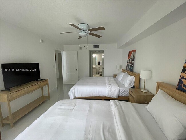 Building Photo - 1200 Brickell Bay Dr