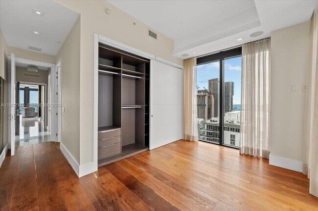 Building Photo - 460 NE 28th St