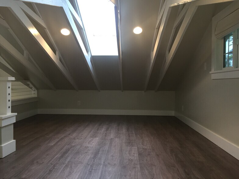 Loft - 6537 Beach Dr SW