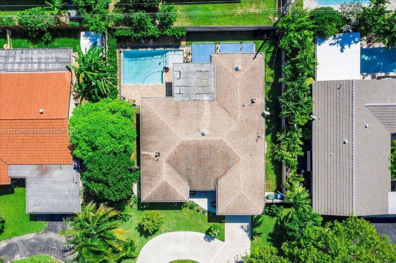 Building Photo - 1900 NE 42nd St