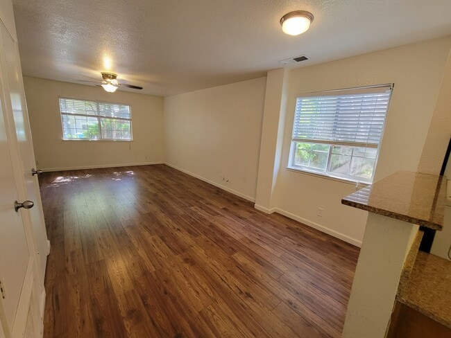 Building Photo - Two Story 3 Bedroom 2 Bath Condo in Chico ...