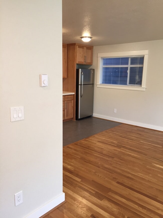 Building Photo - Modern Private Porch Hangout, Spacious Liv...