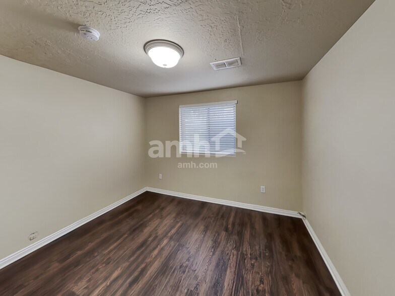 Building Photo - 568 S 925 E