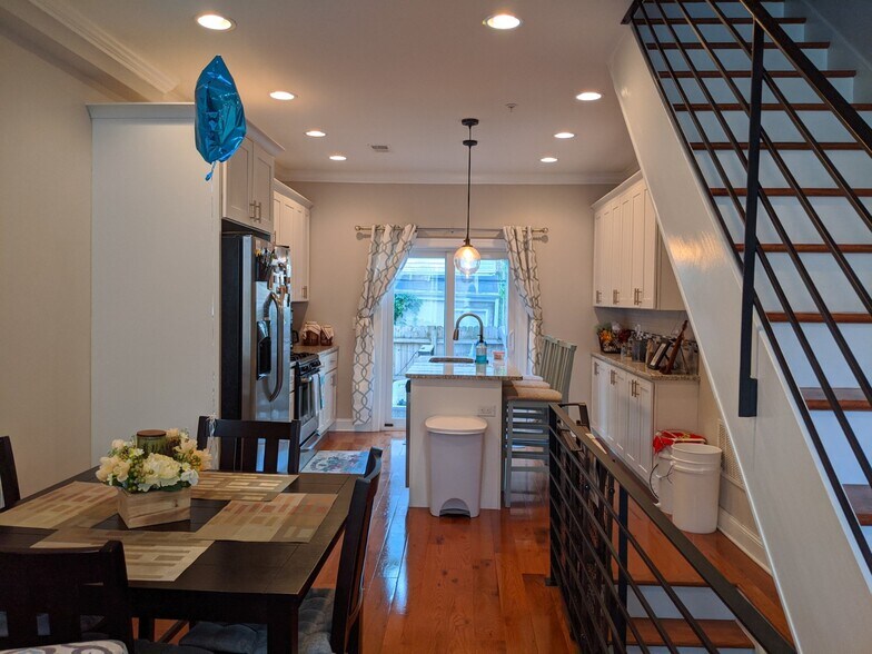 Building Photo - 624 Dudley St