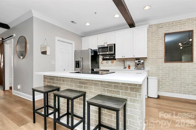 Building Photo - 105 S Summit Ave