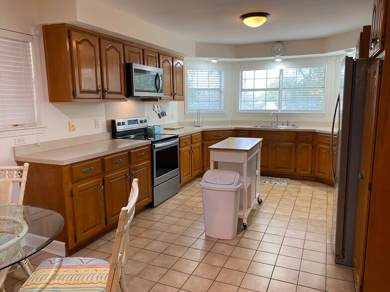 Building Photo - 5802 Monterey Ave