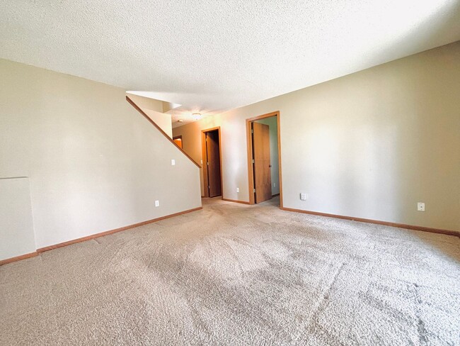 Building Photo - Rare Detached 4bed Townhome in Prime Shako...