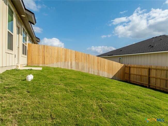 Building Photo - 3800 Hickory Dr