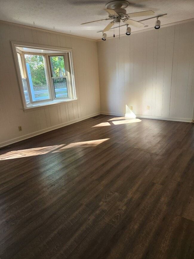 Building Photo - 3 Bedroom 2 Bath Home