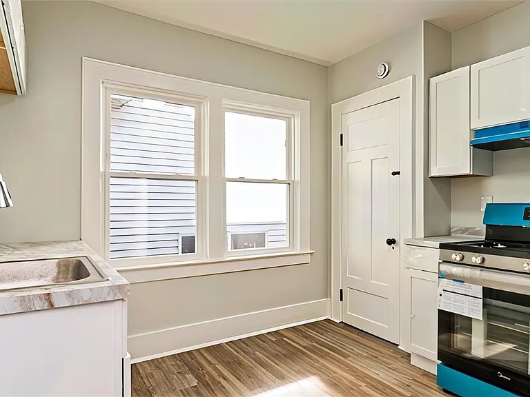 Building Photo - 73 Somerset St