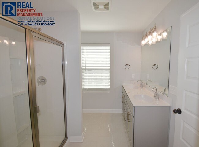 Building Photo - Beautiful, modern 4 bdrm home with attache...