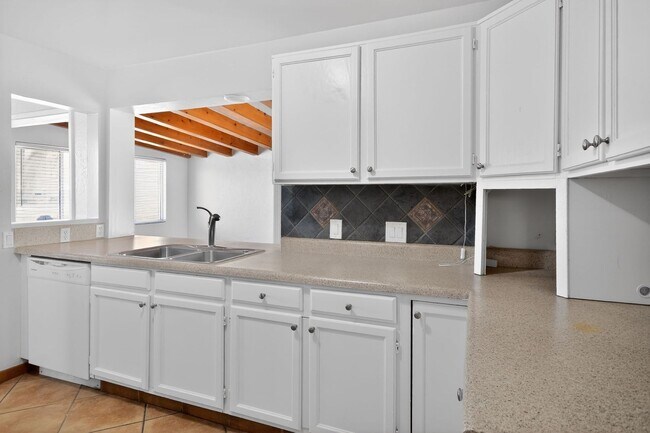 Building Photo - 2272 E Blacklidge Dr