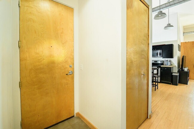 Building Photo - 213 N Walnut St