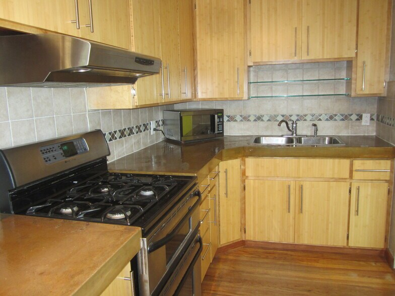 Stainless steel gas range, bamboo cabinets, plenty of storage - 7605 Robinson Way