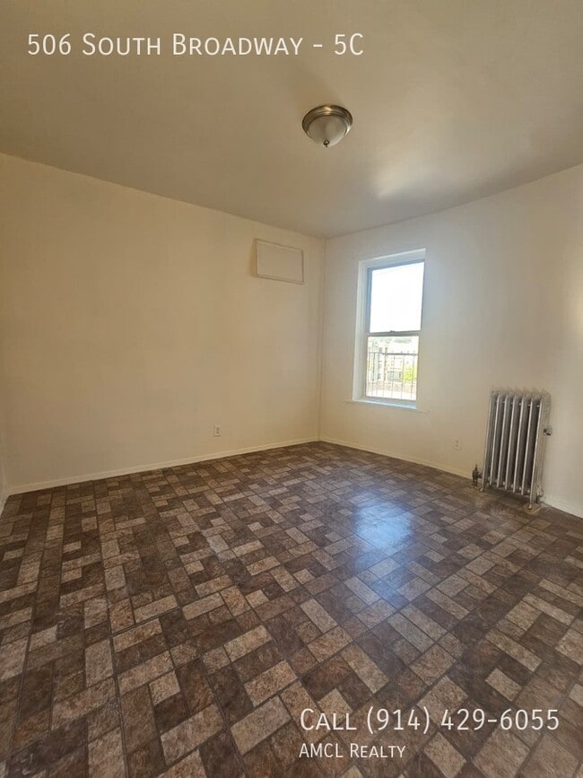 Building Photo - 506 S Broadway