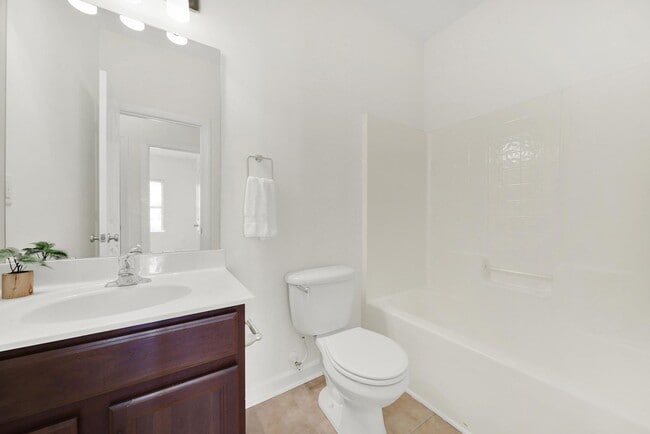 Building Photo - Lovely Two Bed Two Bath Townhome in Ballan...