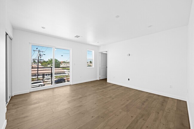 Building Photo - 6830 Hazeltine Ave