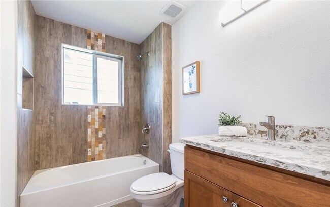 Building Photo - Perfect & Charming 3 bedroom Plus 1.75 Bath Craftsman Home in Tacoma!!