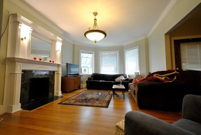 Building Photo - WOW! NO FEE!!!  RENOVATED 3 BED/2 BATH ON 2 LEVELS IN WASHINGTON SQ