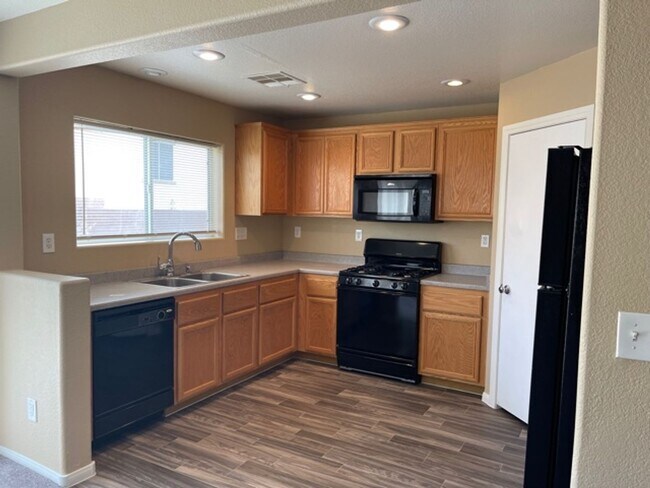 Building Photo - 6028 Sierra Lakes St