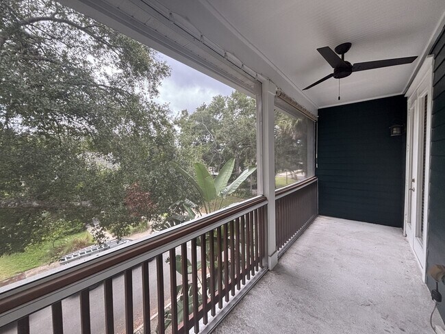 Building Photo - 827 Meridale Ave