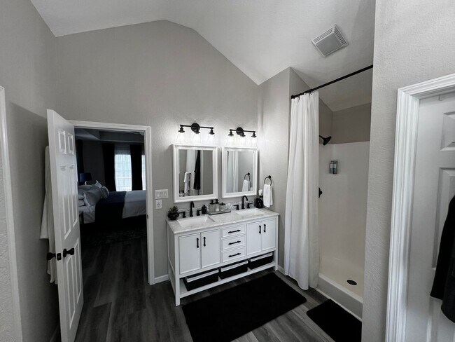Building Photo - beautiful updated large home
