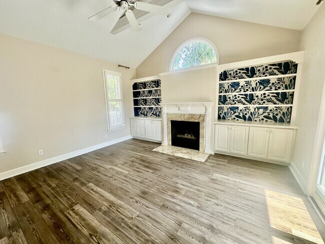 Building Photo - Moss Creek Home with a Gorgeous Water View!