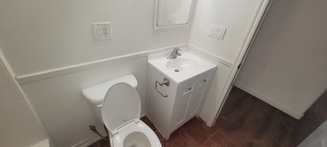 Building Photo - Charming home