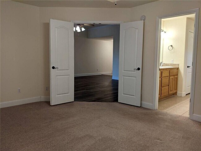 Building Photo - 560 Dogwood St