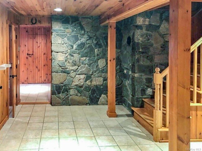 Building Photo - 559 Quaker Hill Rd