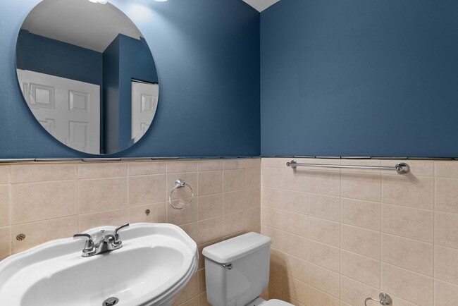 Building Photo - Modern Spacious  2 Bed  and 1.5  Bath Cond...